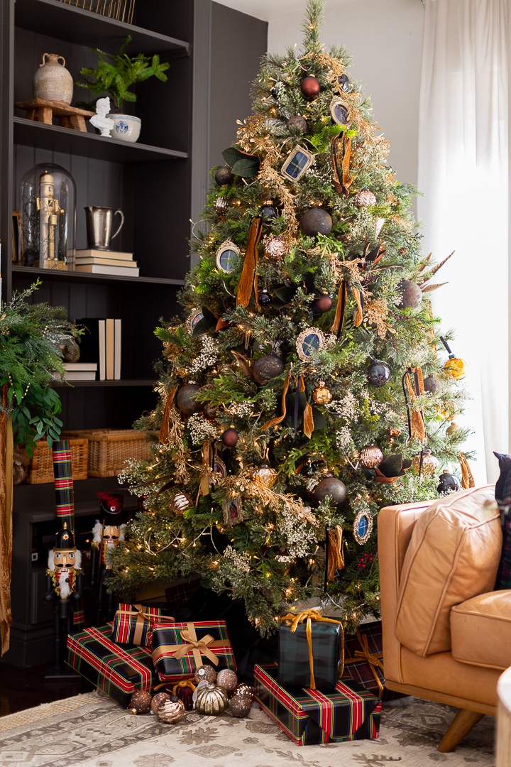 How to Style a Beautiful Plaid Christmas Tree (2024)
